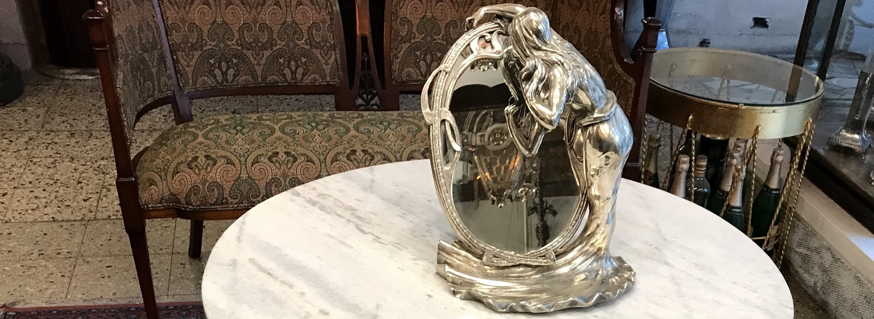 大理石のテーブルの上にある装飾的な古風な鏡、優雅な背景。